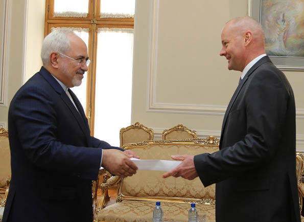  Two ambassadors submit credentials to Zarif